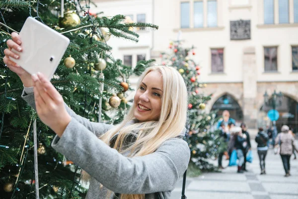 Una hermosa joven rubia o chica haciendo selfie o fotografiando . — Foto de Stock