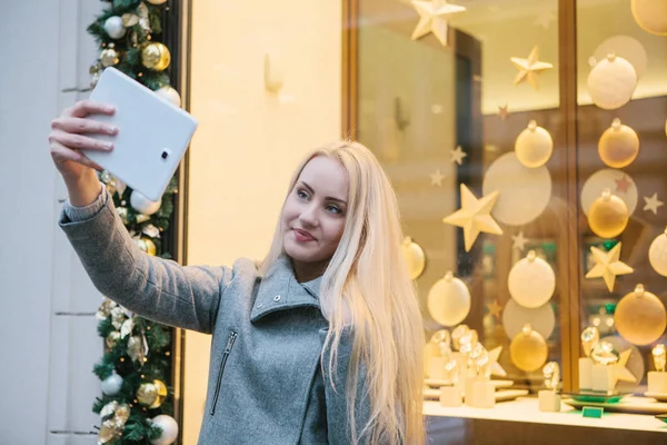 Una joven rubia hermosa hace selfie . — Foto de Stock