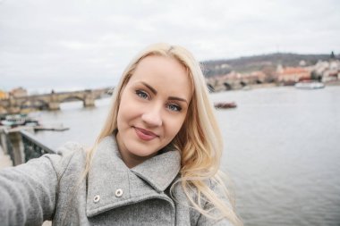 Bir güzel genç sarışın bir kadın ya da turistik selfie yapıyor.