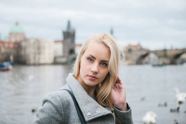 Bir ceket uzun saçlı moda sarışın.