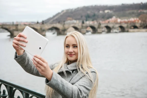 Piękna młoda blond kobieta lub turystycznych robić selfie. — Zdjęcie stockowe