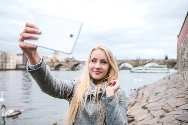 A beautiful young blond woman or tourist doing selfie. — Stock Photo, Image