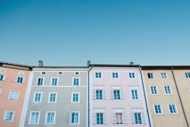 Çok penceresi olan çok renkli evleri.