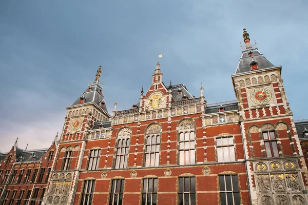 Centralstationen i Ammsterdam i Nederländerna — Stockfoto