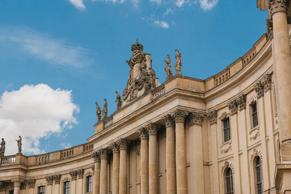 Universidade Humboldt em Berlim contra um céu azul . — Fotografia de Stock