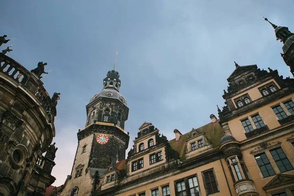 Královský palác a věž Gaussmann v Drážďanech v Německu. — Stock fotografie