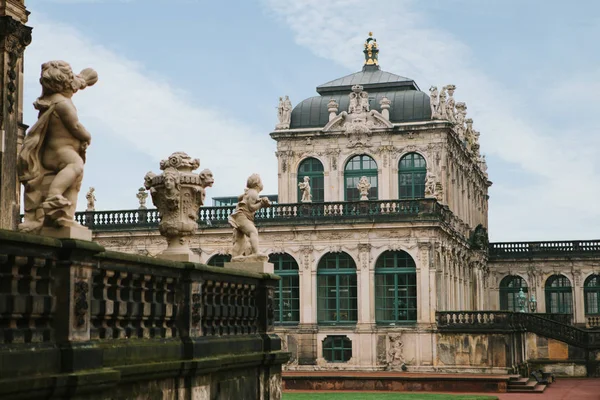 茨温格宫在德累斯顿在德国反对蓝色天空. — 图库照片