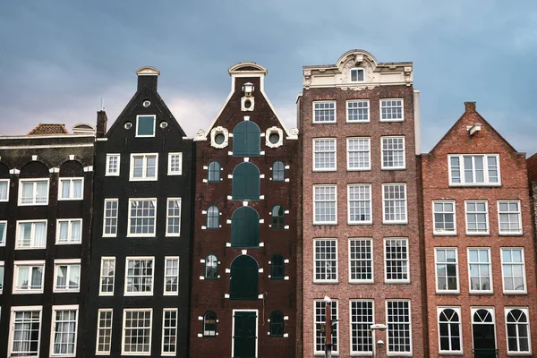 Casas tradicionales en Amsterdam en los Países Bajos en fila — Foto de Stock