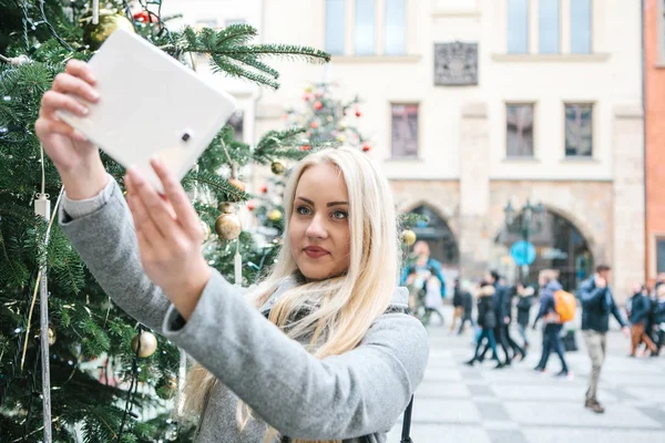 Una hermosa joven rubia o chica haciendo selfie o fotografiando . — Foto de Stock