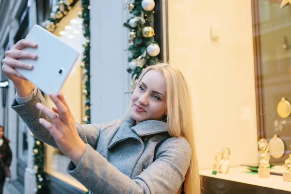 Una joven rubia hermosa hace selfie . — Foto de Stock