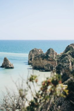 Atlantik Okyanusu ve kayalar güzel manzaralarını.