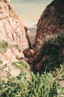 Atlantik Okyanusu ve kayalar güzel manzaralarını.