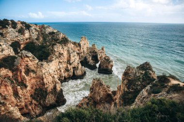 Atlantik Okyanusu ve kayalar güzel manzaralarını.