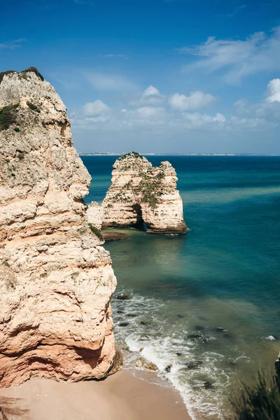 Bela vista da água azul ou turquesa do Oceano Atlântico ao lado das rochas — Fotografia de Stock