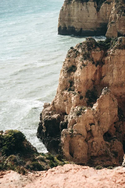 Prachtig uitzicht op de Atlantische Oceaan en de rotsen. — Stockfoto