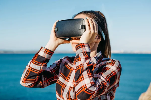 Дівчина в окулярах віртуальної реальності . — стокове фото