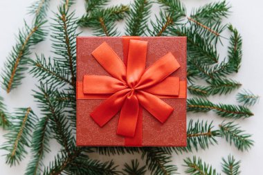 Kırmızı bir kutu Noel ve yeni yıl hediye.