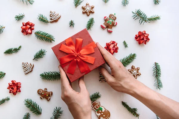 Een man houdt een geschenk voor kerst of Nieuwjaar. — Stockfoto