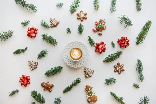 Чашка свежего кофе со вкусом капучино. Возле пейзажа в новогоднем или рождественском стиле . — стоковое фото