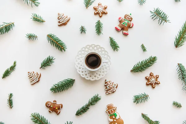 Чашка эспрессо или черного чая на белой поверхности, оформленной в рождественском или новогоднем стиле . — стоковое фото