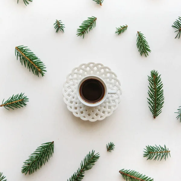 Secangkir teh hitam atau espresso rasa segar bersebelahan dengan cabang cemara dalam gaya Natal atau Tahun Baru . — Stok Foto