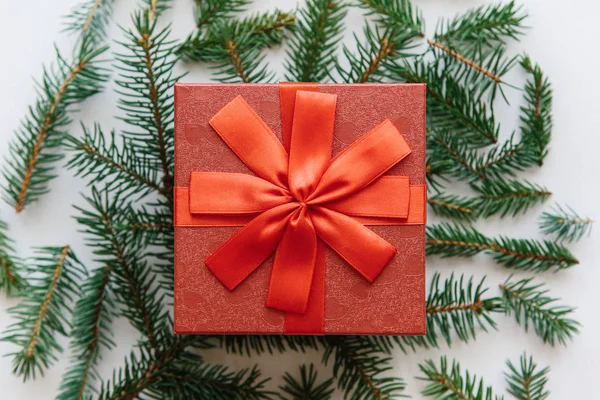 Kırmızı bir kutu Noel ve yeni yıl hediye.