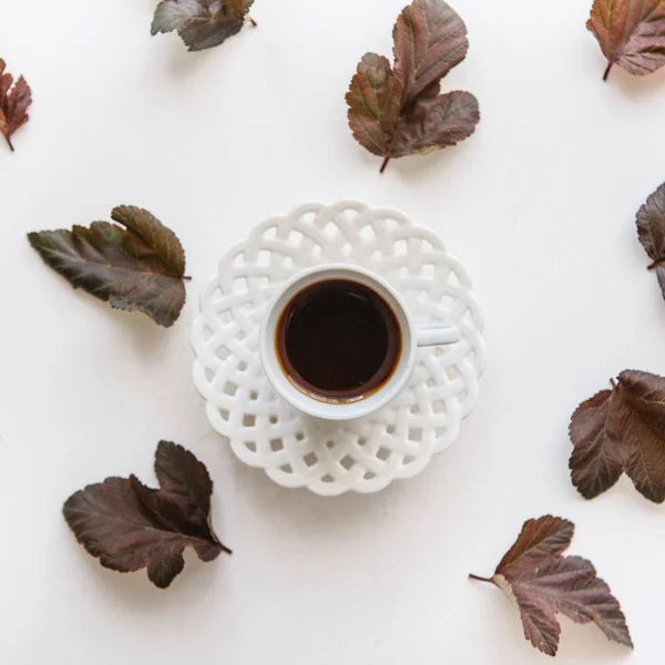 Secangkir espresso aromatik atau teh hitam. Terdekat kebohongan daun musim gugur . — Stok Foto