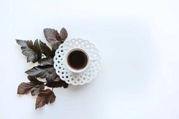 Secangkir espresso aromatik atau teh hitam. Terdekat kebohongan daun musim gugur . — Stok Foto