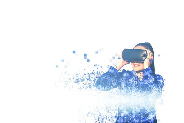 Жінка в окулярах віртуальної реальності. Фрагментовано пікселями . — стокове фото