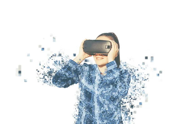 Жінка в окулярах віртуальної реальності. Фрагментовано пікселями . — стокове фото