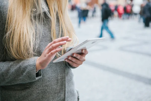 Chica rubia utiliza una tableta en la calle — Foto de Stock