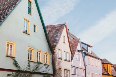 Rothenburg ob der Tauber Almanya'da çok penceresi olan çok renkli evleri.
