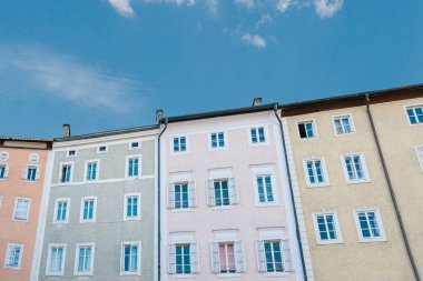 Çok penceresi olan çok renkli evleri.