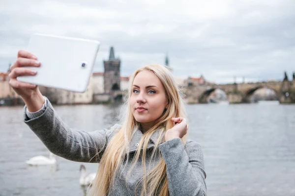 Uma Bela Jovem Loira Turista Fazendo Selfie Fotografar Praga República — Fotografia de Stock