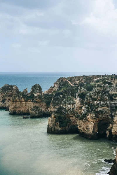 Prachtig uitzicht op de Atlantische Oceaan en de rotsen. — Stockfoto