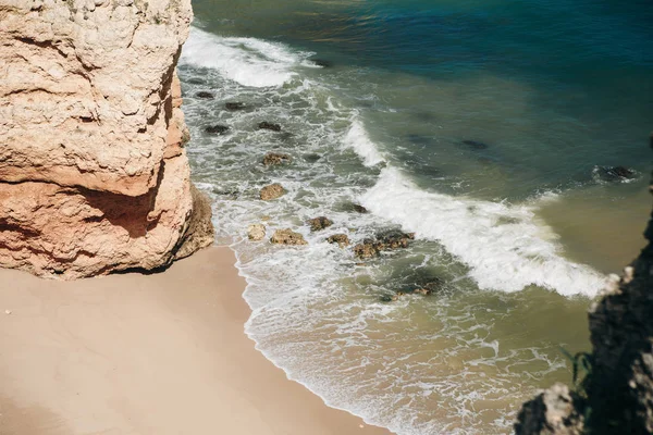 Bela vista da água azul ou turquesa do Oceano Atlântico ao lado das rochas — Fotografia de Stock