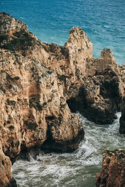 Prachtig uitzicht op de Atlantische Oceaan en de rotsen. — Stockfoto