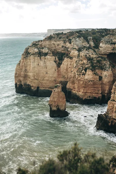 Schöne Aussicht auf den Atlantik und die Felsen. — Stockfoto