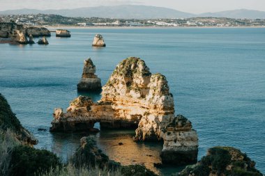 Atlantik Okyanusu ve kayalar güzel manzaralarını.