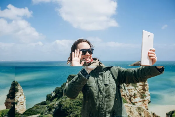 Una joven turista o bloguera se comunica en la tableta a través de Internet — Foto de Stock