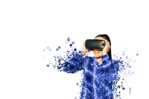 Kobieta z okulary wirtualnej rzeczywistości. Fragmentowany przez pikseli. — Zdjęcie stockowe