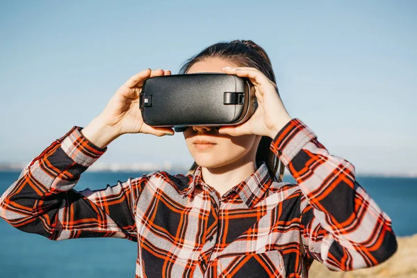 Девушка в очках виртуальной реальности . — стоковое фото
