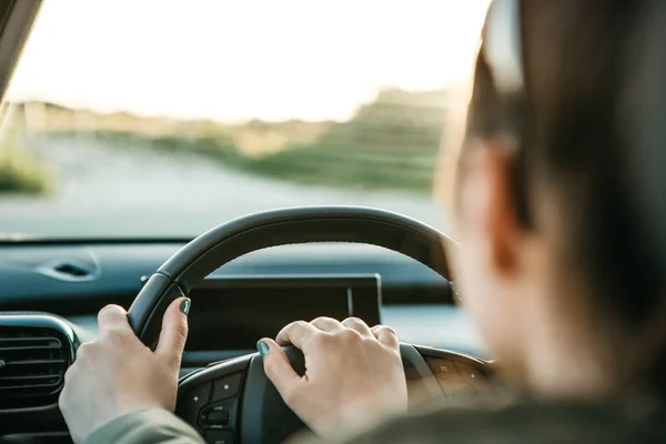 Turista o conductora femenina dentro del coche . — Foto de Stock