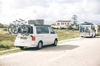 Otomobil yol kenarında park etmiş Bisiklet ile seyahat için.