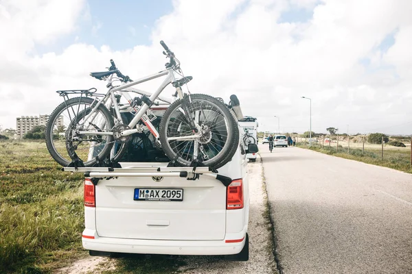 Un coche para viajar con bicicletas está aparcado al lado de la carretera . —  Fotos de Stock