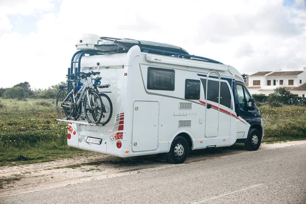 Un coche para viajar con bicicletas está aparcado al lado de la carretera . —  Fotos de Stock