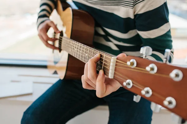 Aprender a tocar guitarra. Educação musical e aulas extracurriculares — Fotografia de Stock