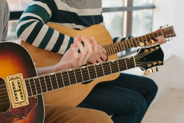 Μαθαίνοντας να παίξει κιθάρα. Μουσική εκπαίδευση. — Φωτογραφία Αρχείου