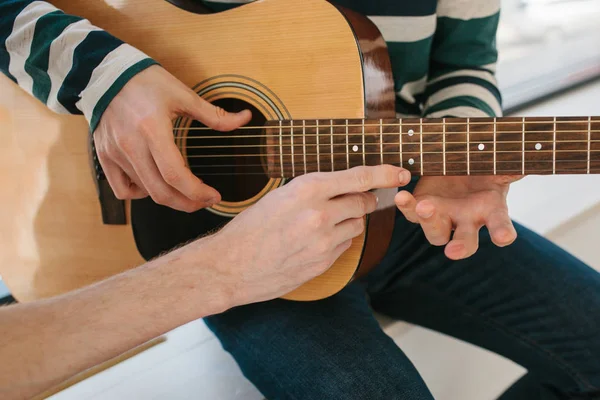 Μαθαίνοντας να παίξει κιθάρα. Μουσική εκπαίδευση. — Φωτογραφία Αρχείου
