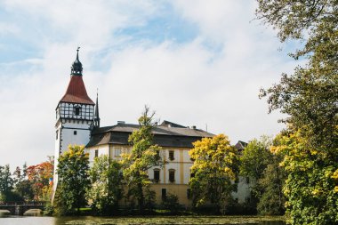 Güzel kale Blatna sıcak güneşli Çek Cumhuriyeti'nde.